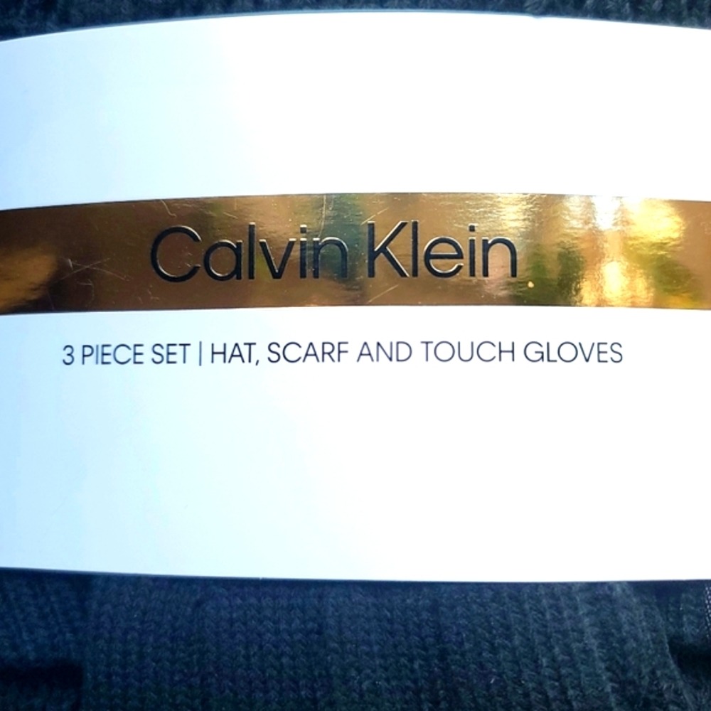 NWT Calvin Klein Women's Knitted 3-Piece Set - Hat, Scarf and Touch Gloves